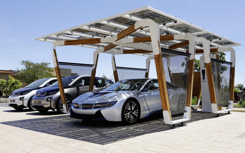 Un parking qui recharge votre voiture à l'énergie solaire!