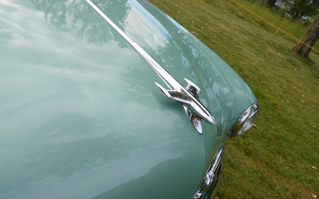 Sur le bout du capot, un supersonique montre la voie à suivre.