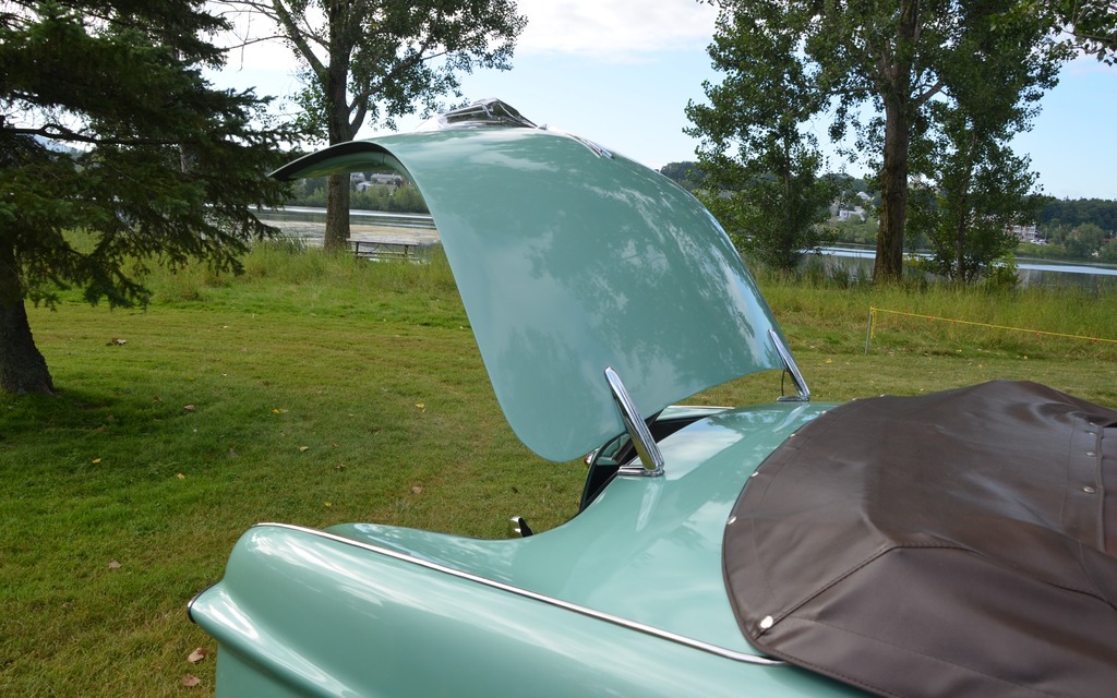 Le coffre ouvre grâce à des pentures extérieures chromées.