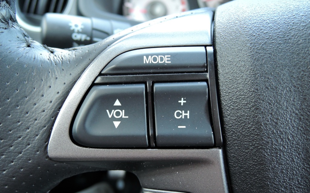 Rayon gauche du volant : commandes audio