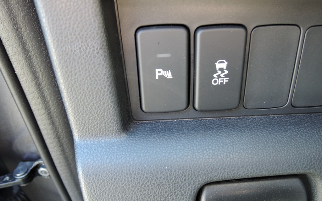 Parking sensor and button to deactivate the lateral stability system.