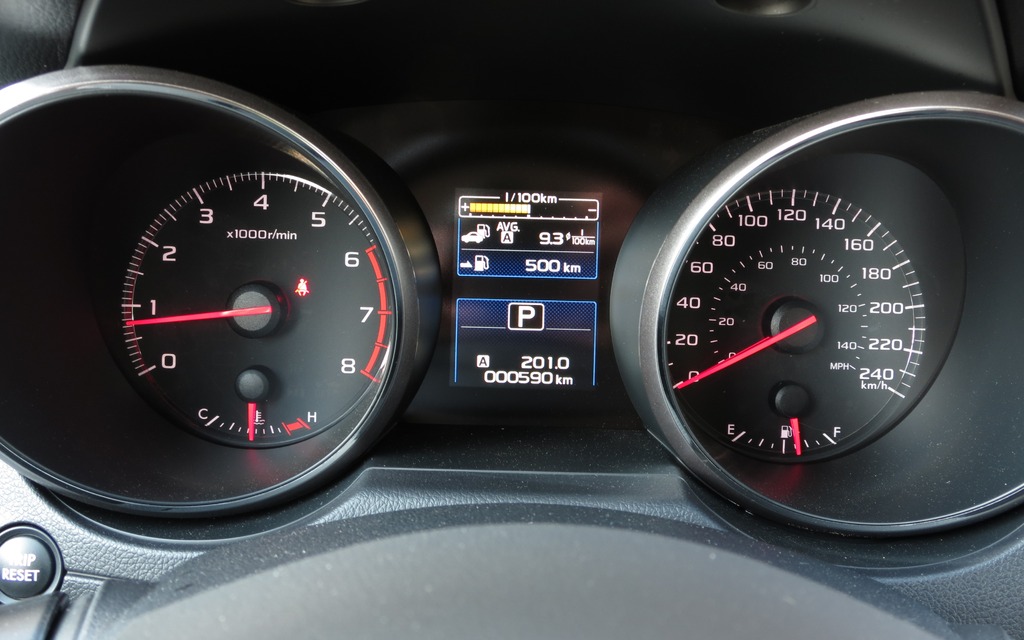 Large, clear indicators with a useful information display between the two.