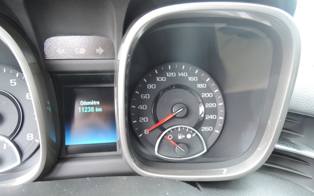 À noter l'écran d'affichage à la gauche de l'indicateur de vitesse.