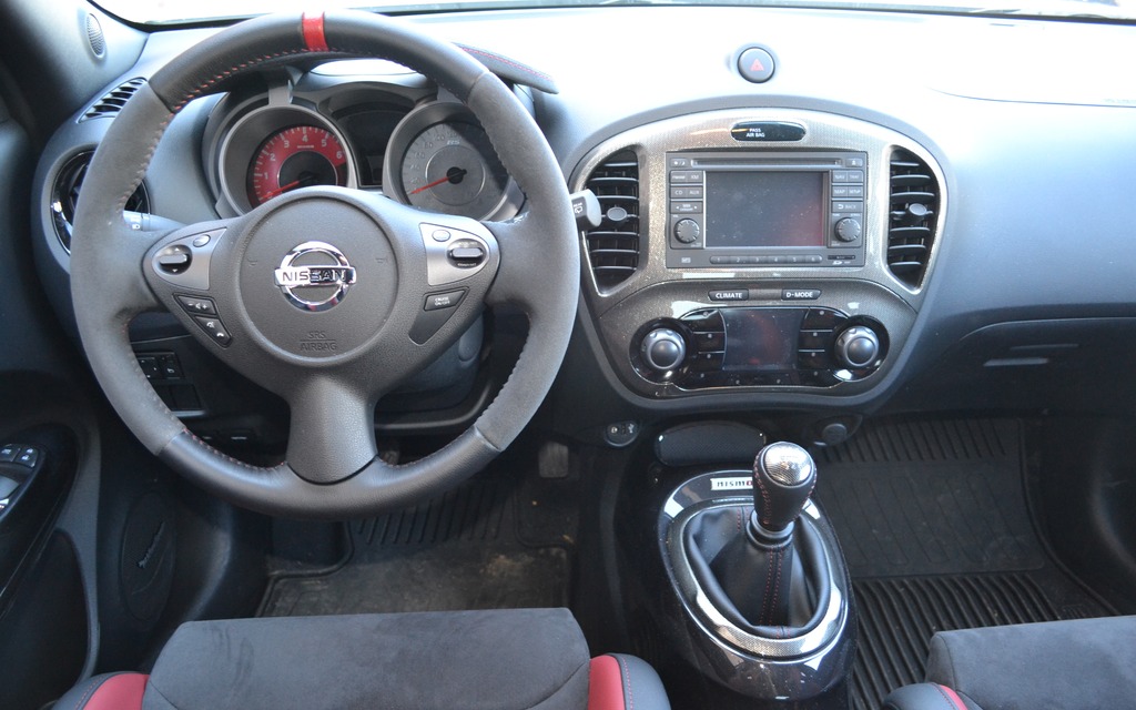 The dashboard is very similar to that of the Juke Nismo.