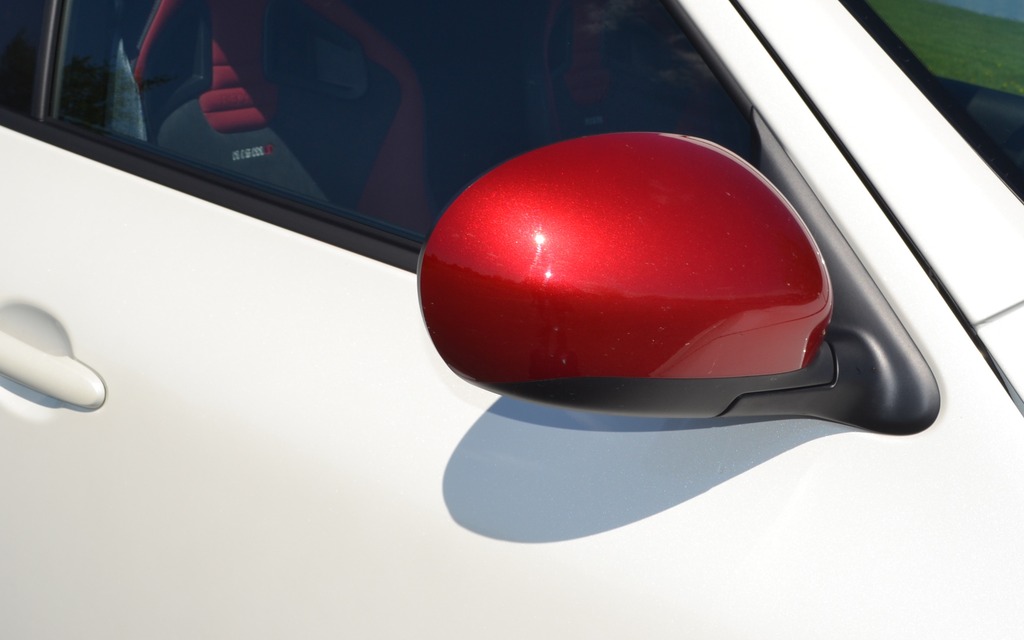 The Juke NISMO offers red mirrors.