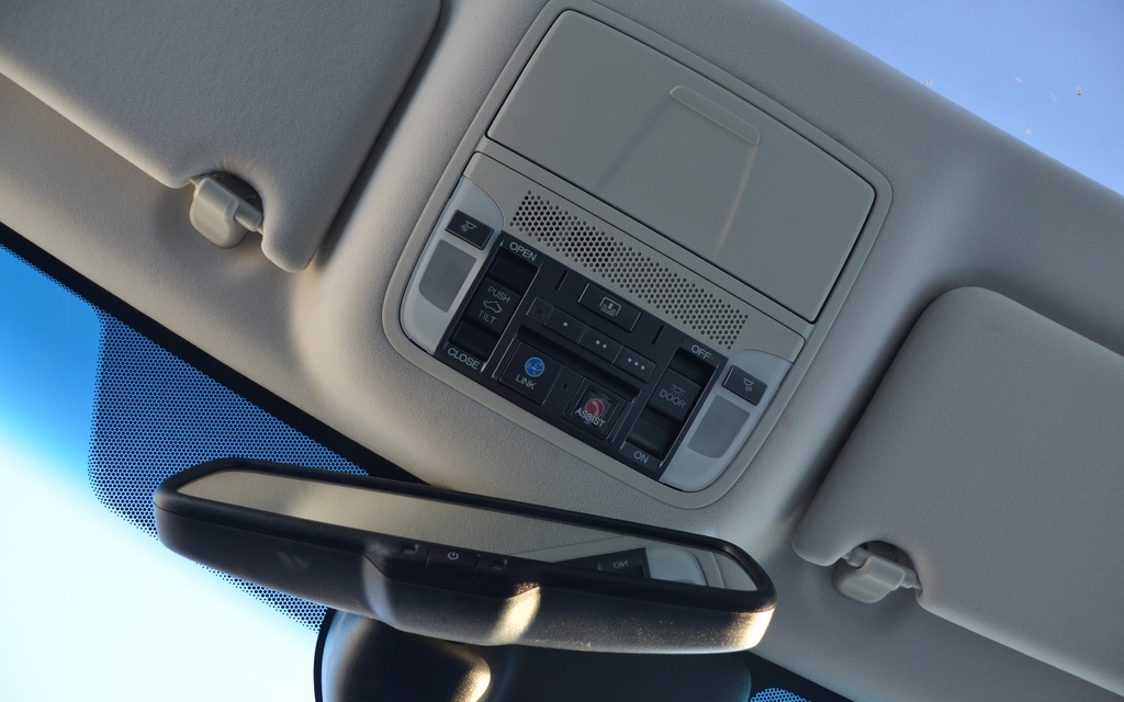 Controls for the sun roof, the ceiling light and the emergency system.