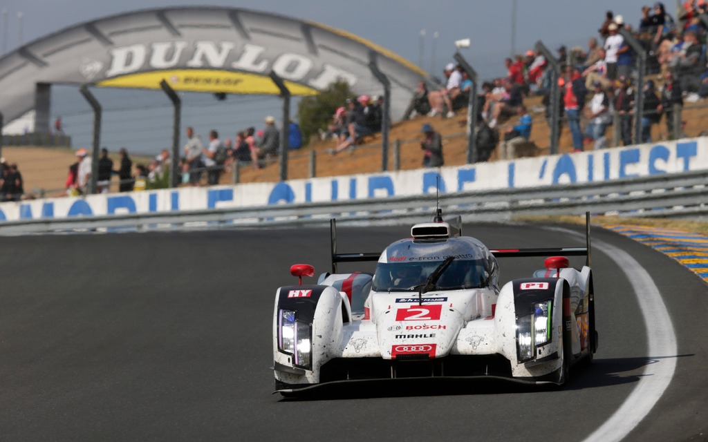 Audi R18 e-tron Numéro 2 en piste aux 24 Heures du Mans 2014