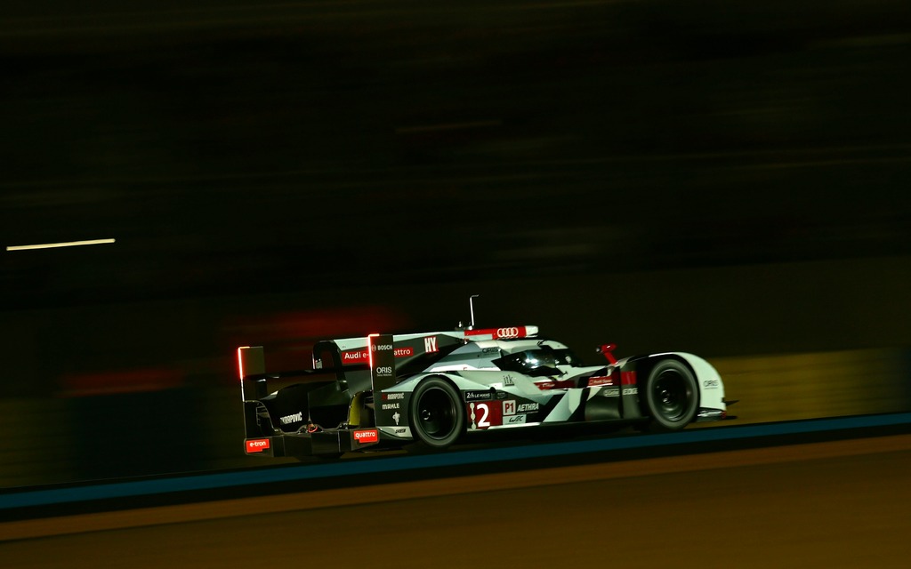 Audi R18 e-tron Numéro 2 en piste la nuit aux 24 Heures du Mans 2014