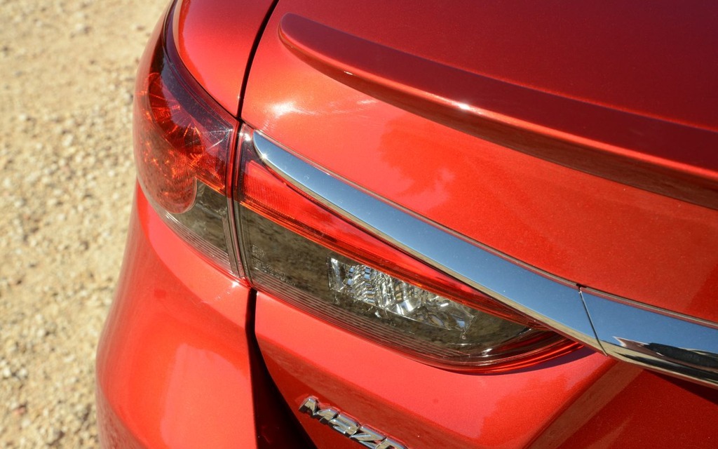 The cross-ways chrome strip is limited to the trunk lid.