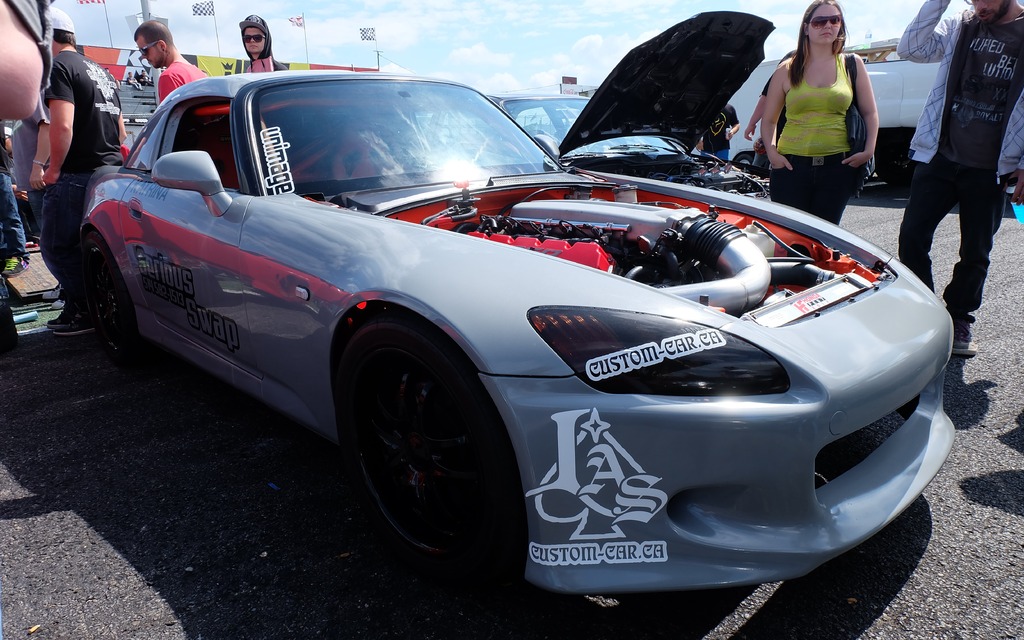 Une S2000 de drag, avec un moteur V10 de Dodge Viper!