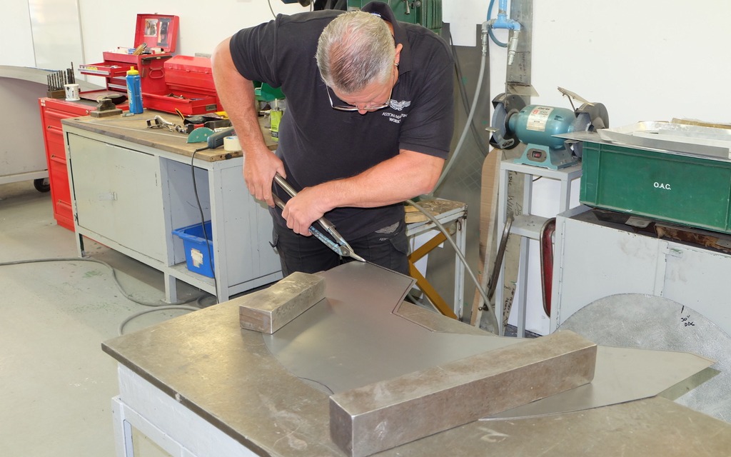 découpage d'une nouvelle pièce de carrosserie