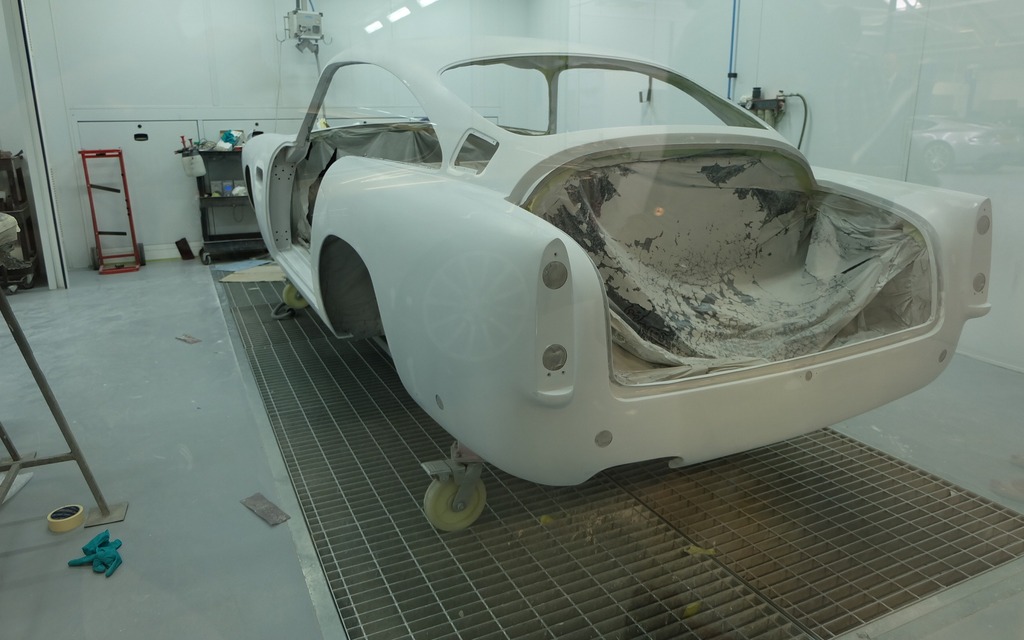 Une DB5 passe à la cabine de peinture