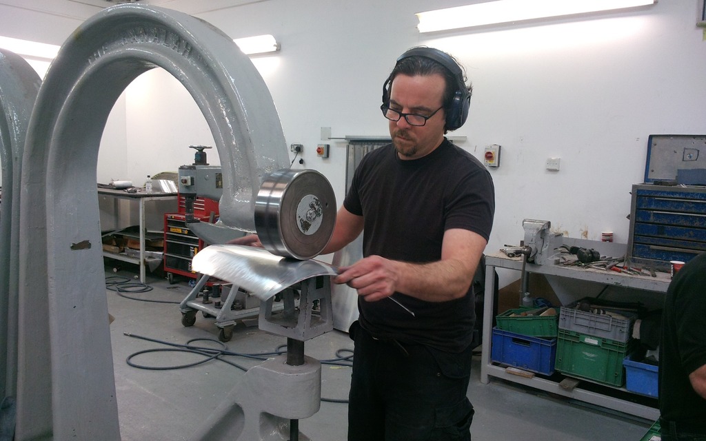 La mise en forme des ailes d'une DB5: un art unique.