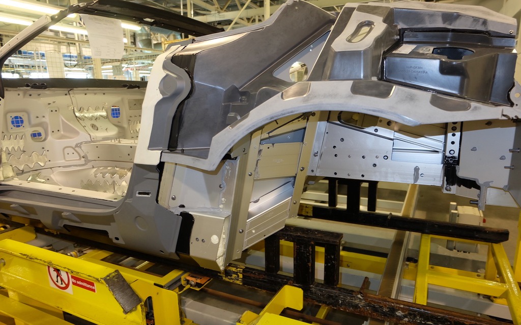 Le châssis est fait d’aluminium, de composites et d'acier.