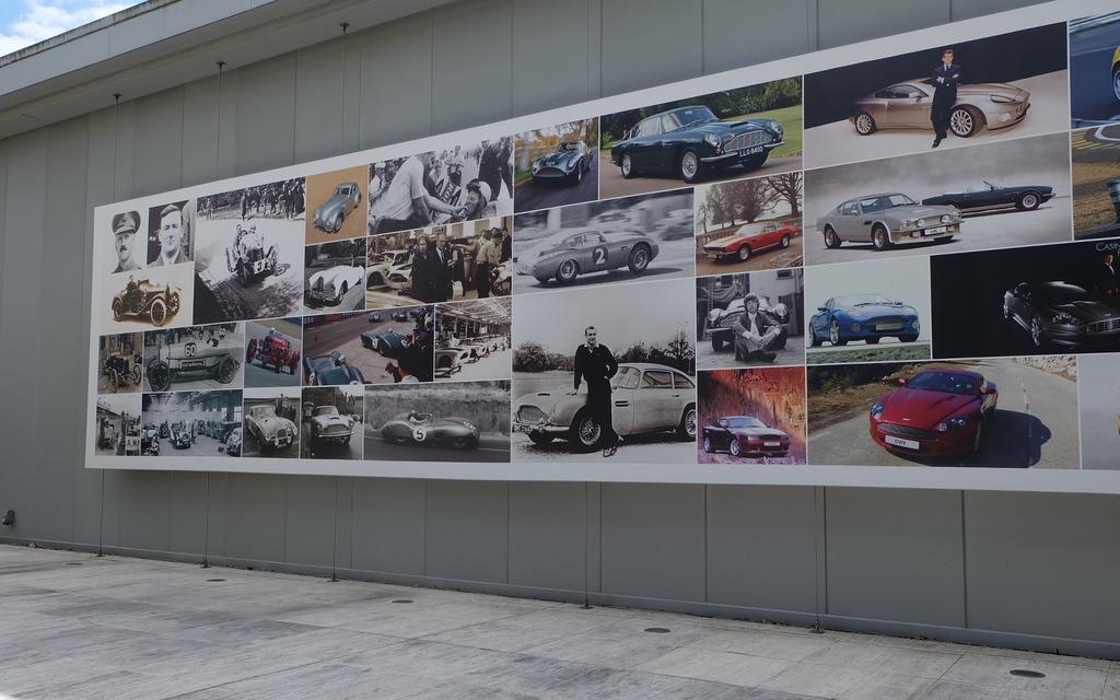 Une murale commémorant le 100e anniversaire d’Aston Martin en 2013.