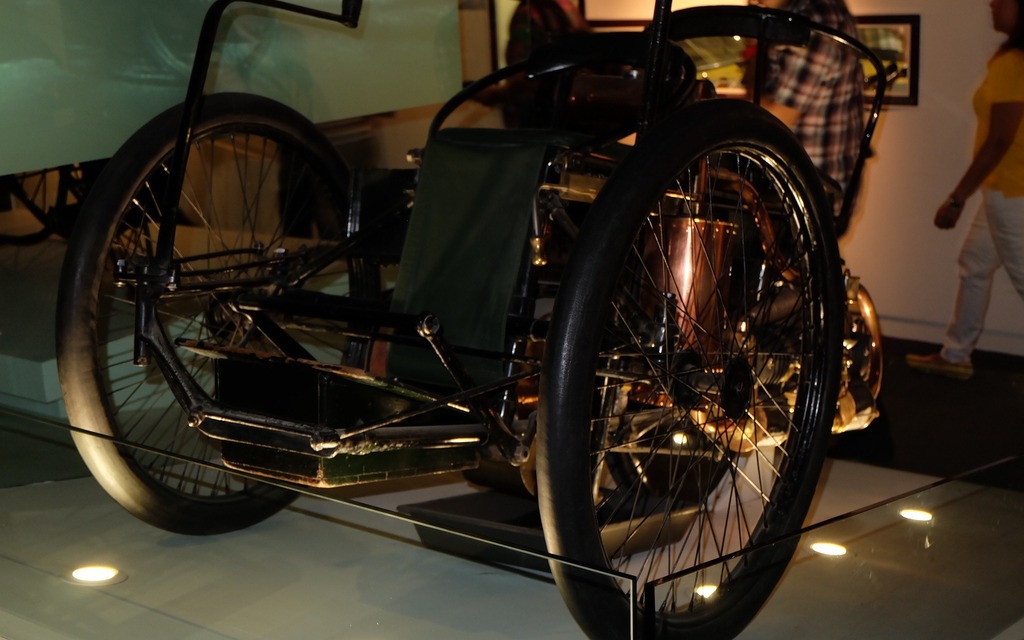 L’une des premières « voitures » anglaises, la Wolseley Tri-Car 1896.