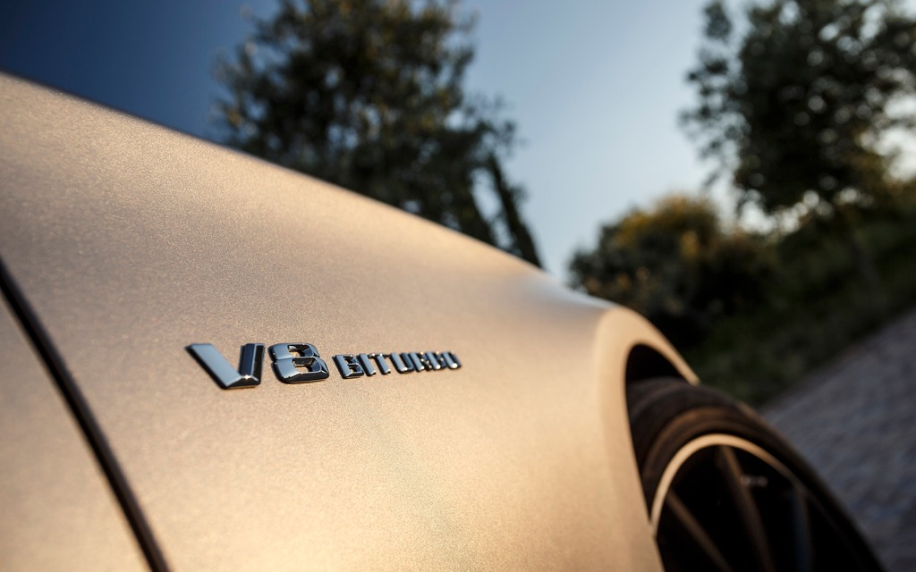 Mercedes-Benz S63 AMG Coupé 2015 - V8 biturbo de 5,5 litres au programme