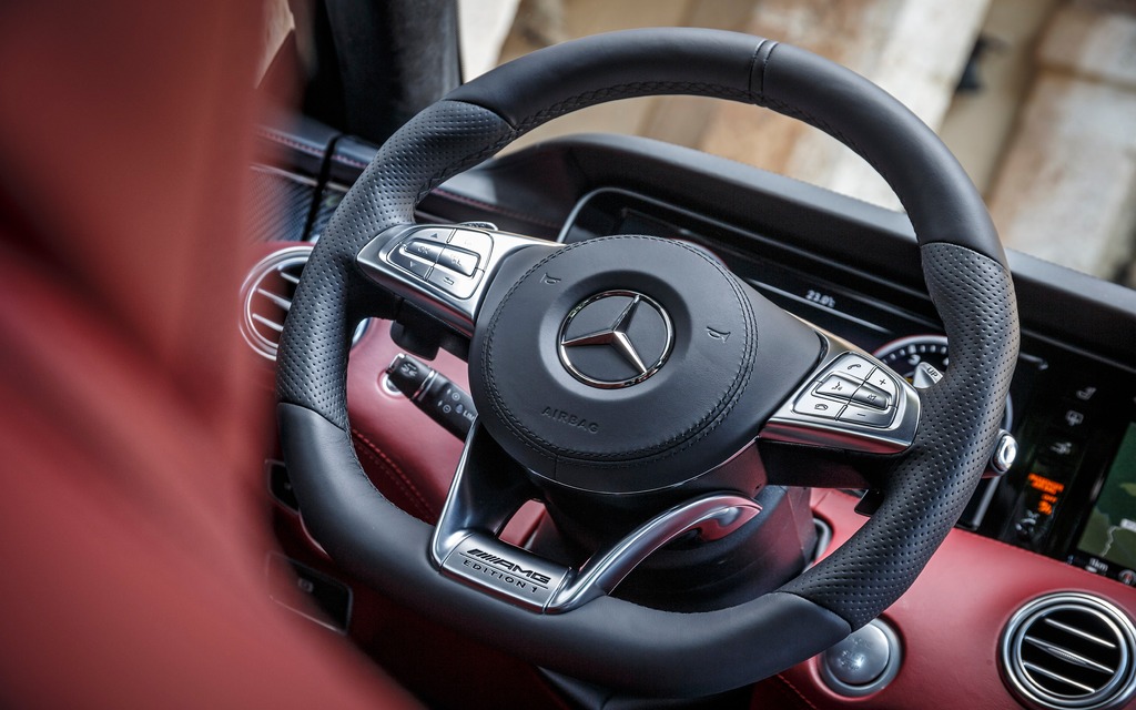 Flat-bottomed sport steering wheel.