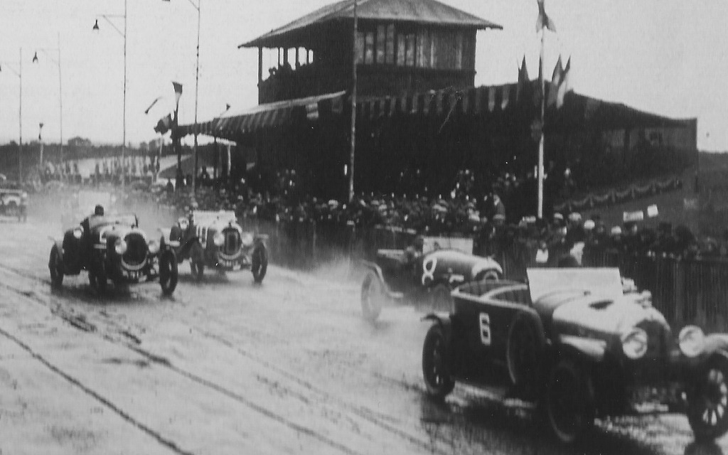 Une Bentley finit 4e à la première édition des 24 H du Mans en 1923.