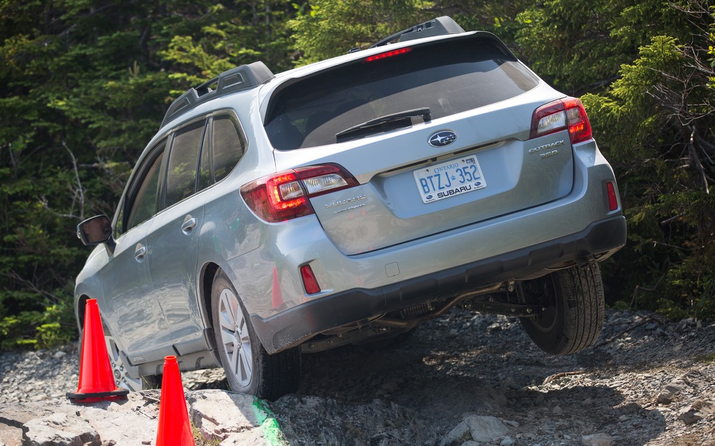 Le nouvel Outback sur un sentier rocailleux sérieusement escarpé