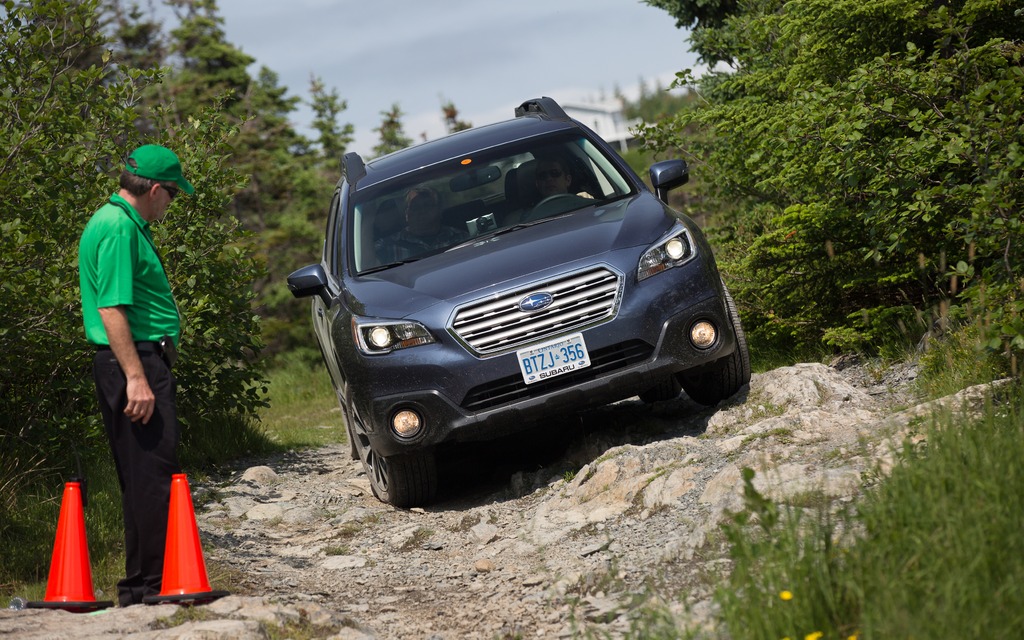 L'Outback 2015 en action sur un sentier de roc accidenté à Terre-Neuve