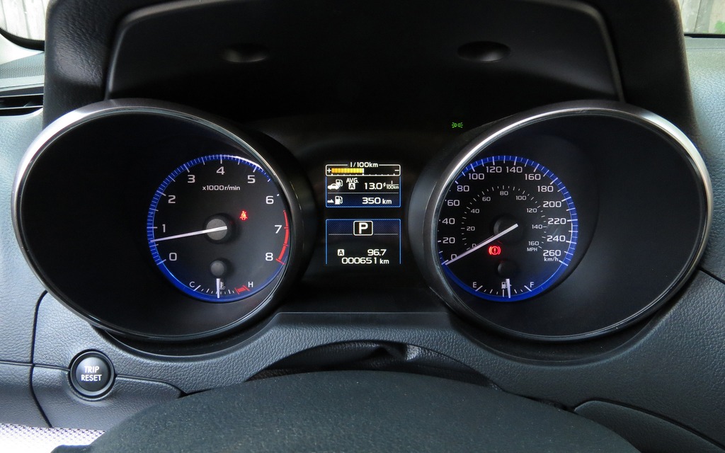 Simple and clear gauges with an information display screen in the centre.