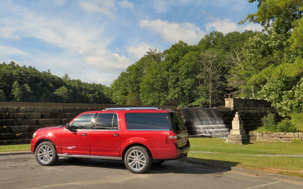 The 2015 Ford Expedition looks very much like the model that it replaces.