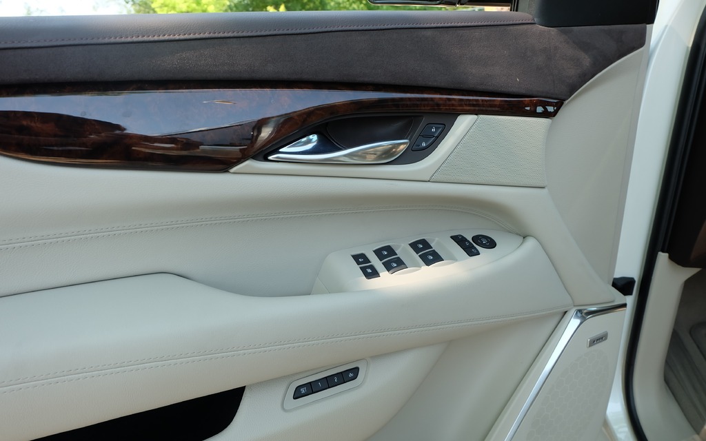 Wood, leather and aluminium are very well integrated together.