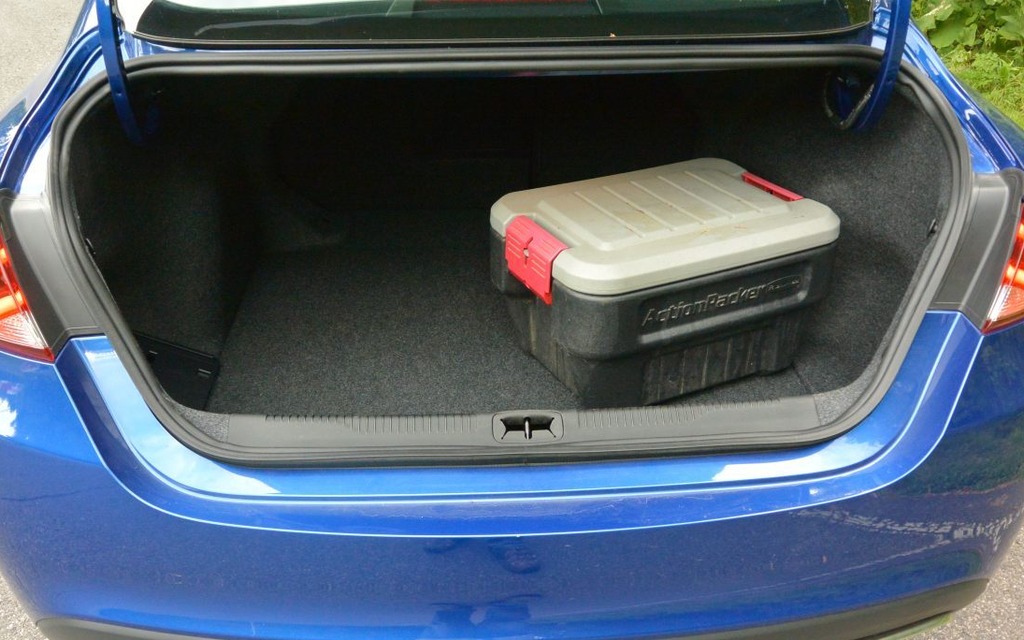 Le coffre est relativement spacieux, mais l'ouverture est assez petite.