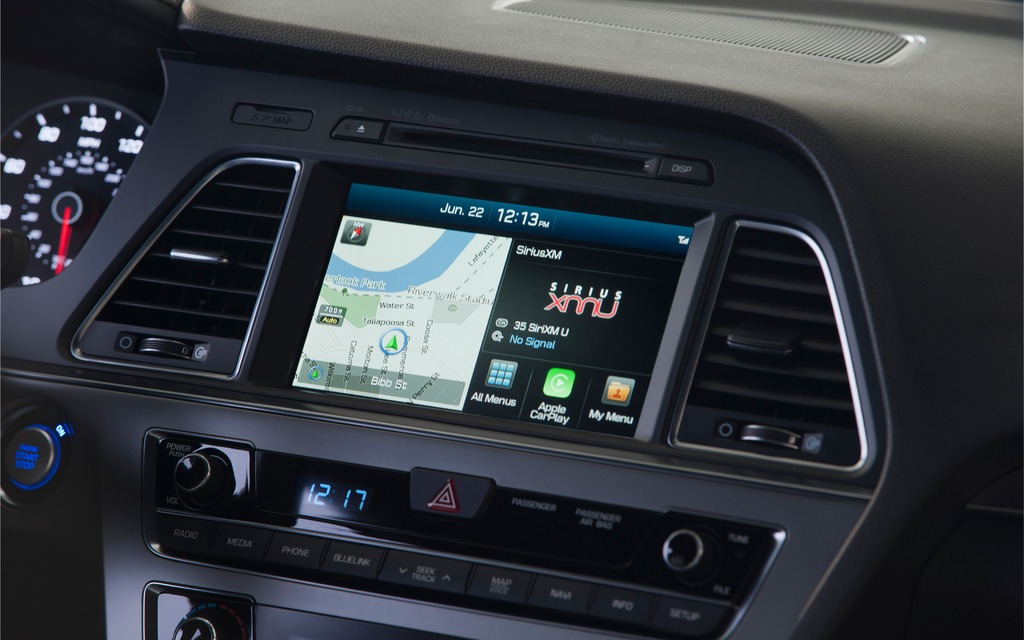 Two LCD touchscreens can be had with the 2015 Sonata.