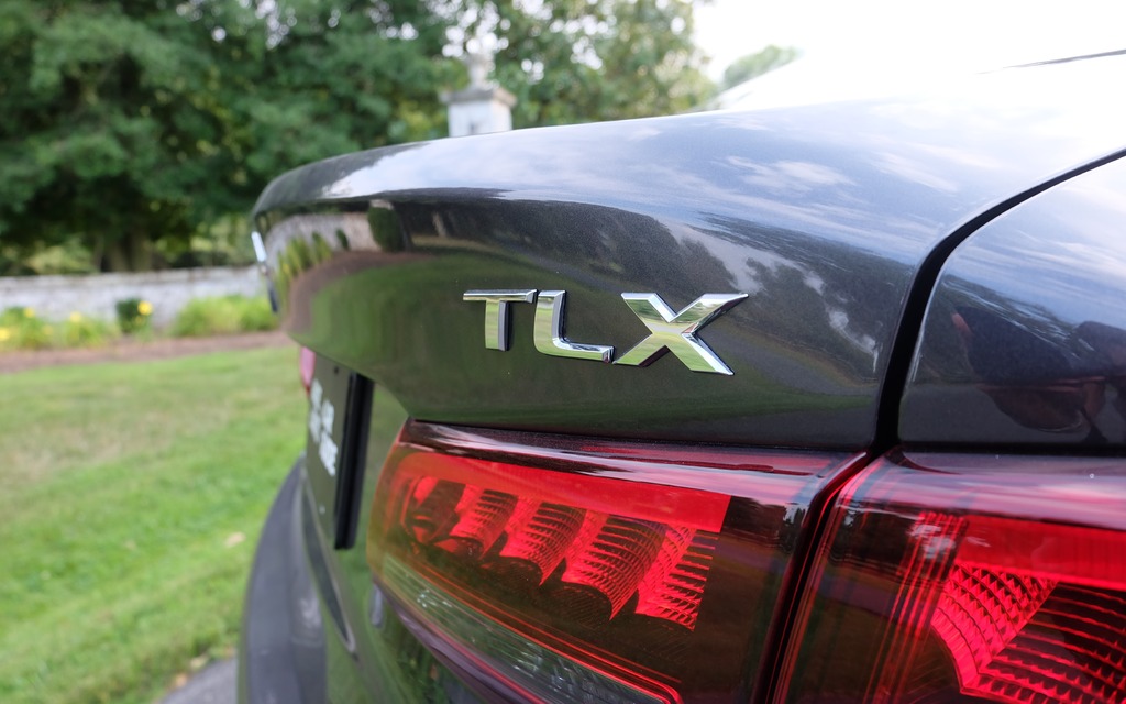 La TLX remplace à la fois la TSX et la TL, d'où son nom.