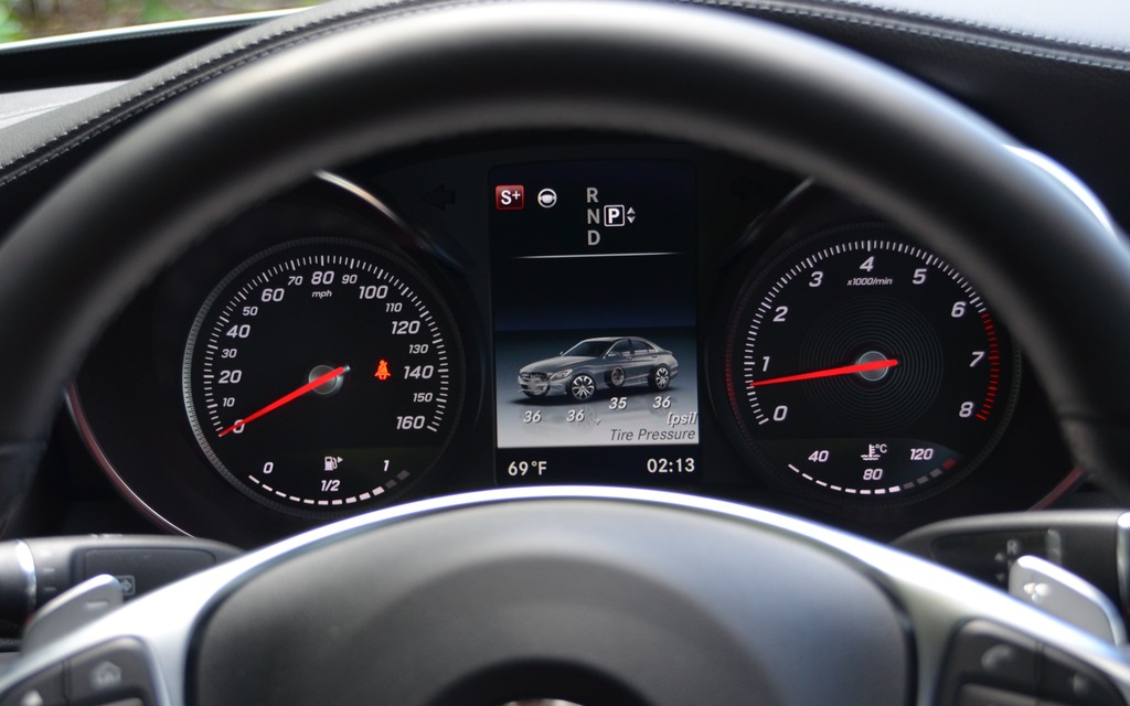 The indicator dials are simple and efficient.