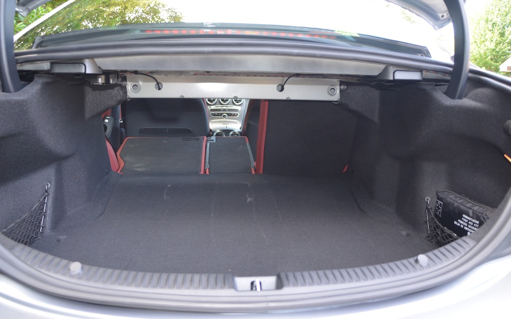 The 40-20-40 folding seatbacks add to the vehicle’s versatility.