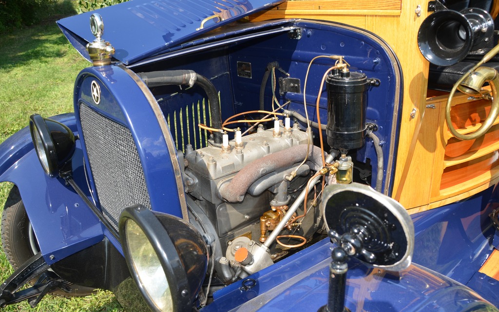 Une autre vue du moteur de 17,5 chevaux.