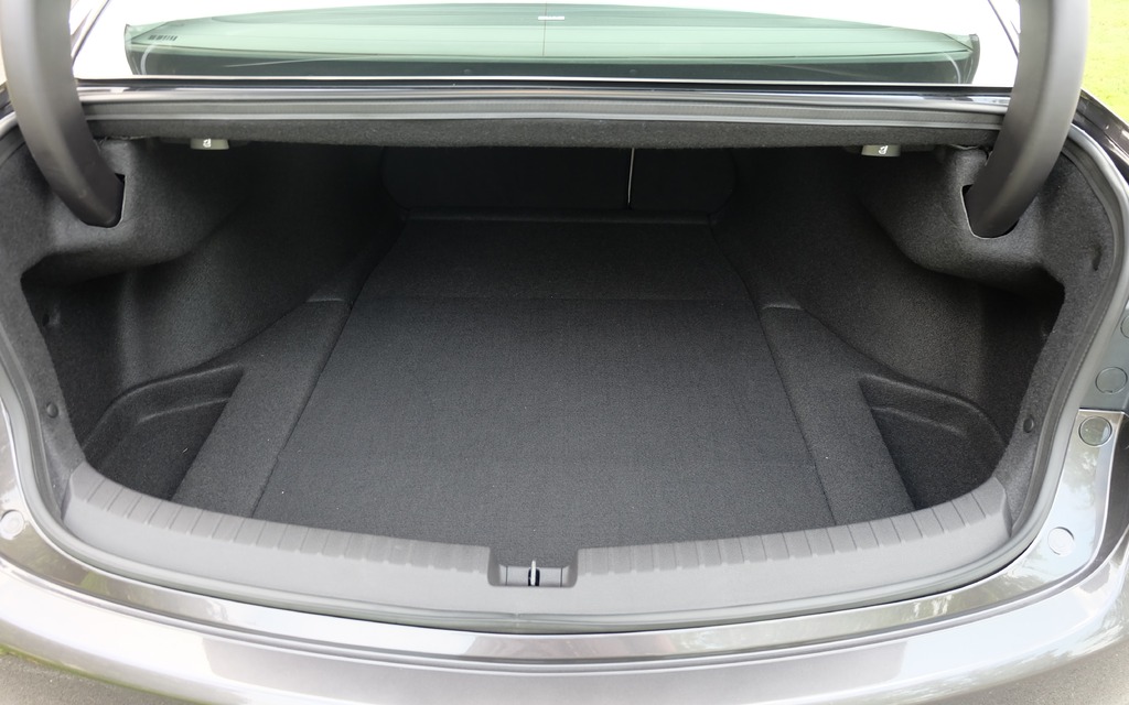 The trunk is spacious and its opening is sufficiently big.