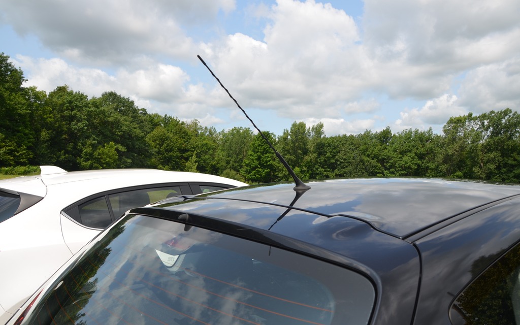 Une grande antenne, comme sur une voiture téléguidée!