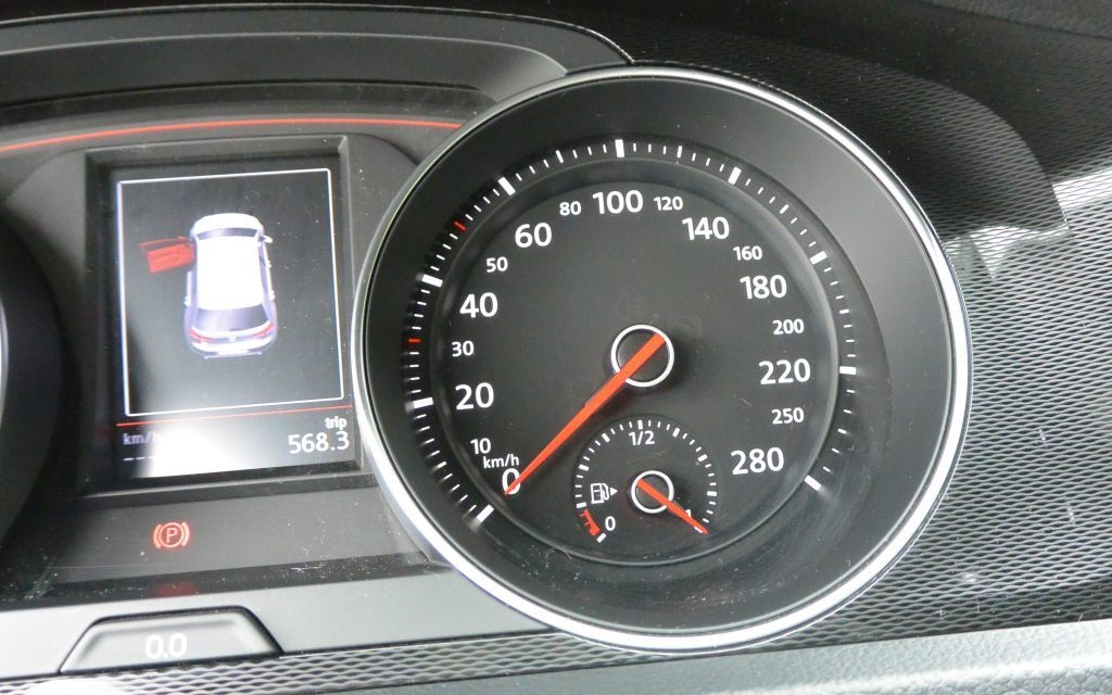 Notez la jauge de carburant intégrée dans l'indicateur de vitesse.