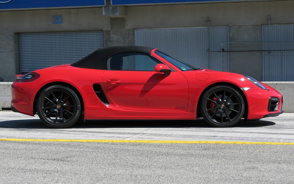 La Boxster GTS dans l'allée des puits du circuit Laguna Seca