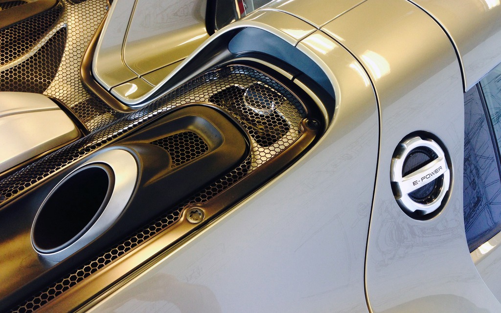 The 918 Spyder is the only car with its exhaust sitting over its hood.