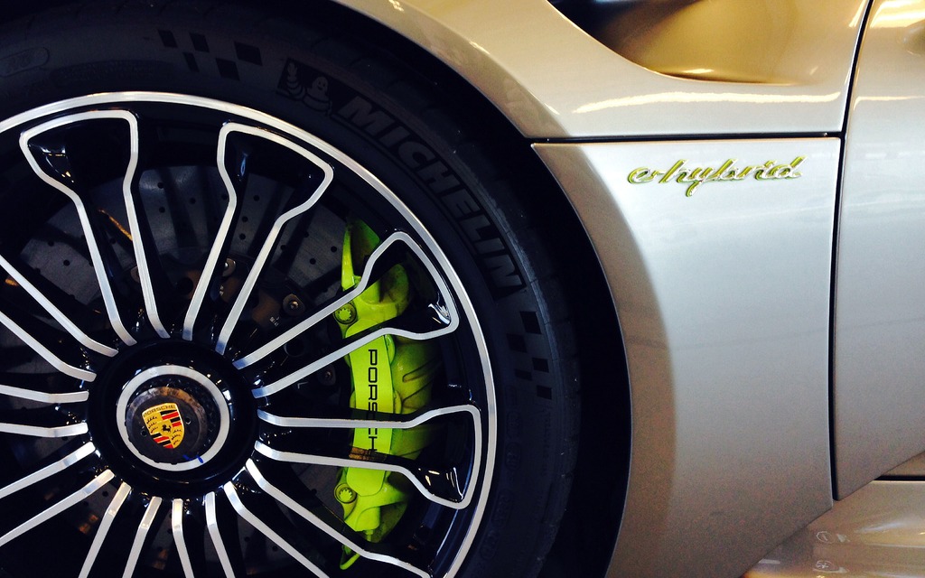 Michelin Sport Cup 2 tires, ceramic brakes and ultralight rims for the 918.