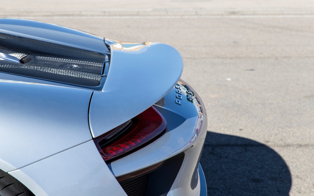 In the E-Power and Hybrid modes, this wing retracts to reduce drag.