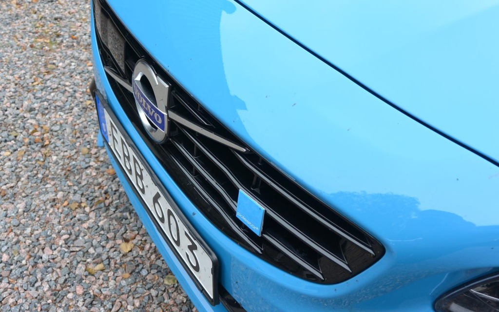 Les deux logos cohabitent sur la grille de calandre: Volvo et Polestar.