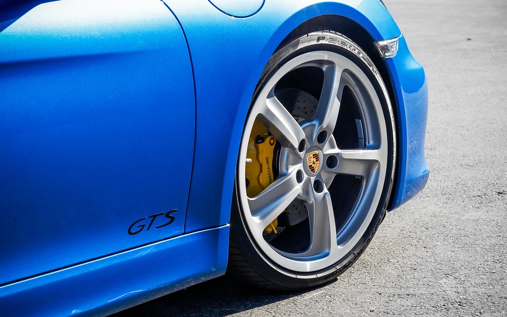The ceramic brakes and the Sport Chrono wheels are optional on the GTS.