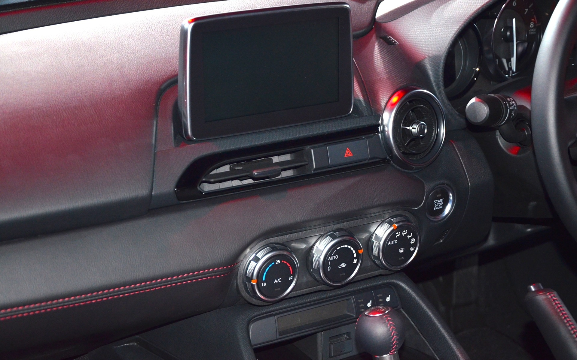 Mazda MX-5 2016 - Design de la console centrale avec écran multifonctions