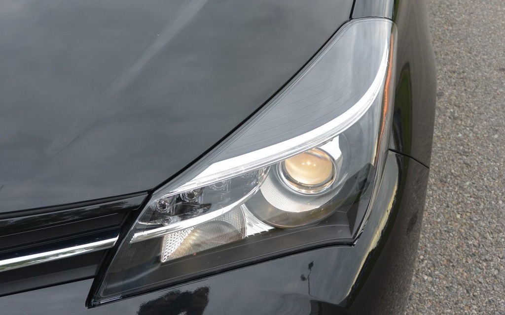 The headlights are integrated into the front fenders.