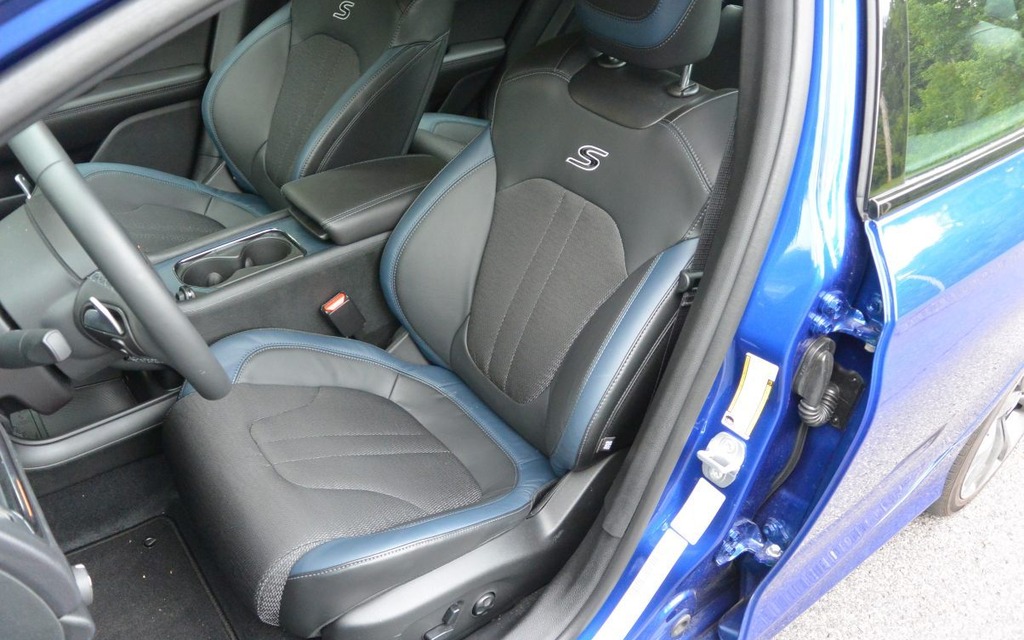 The seats on the 200S include leather panels.