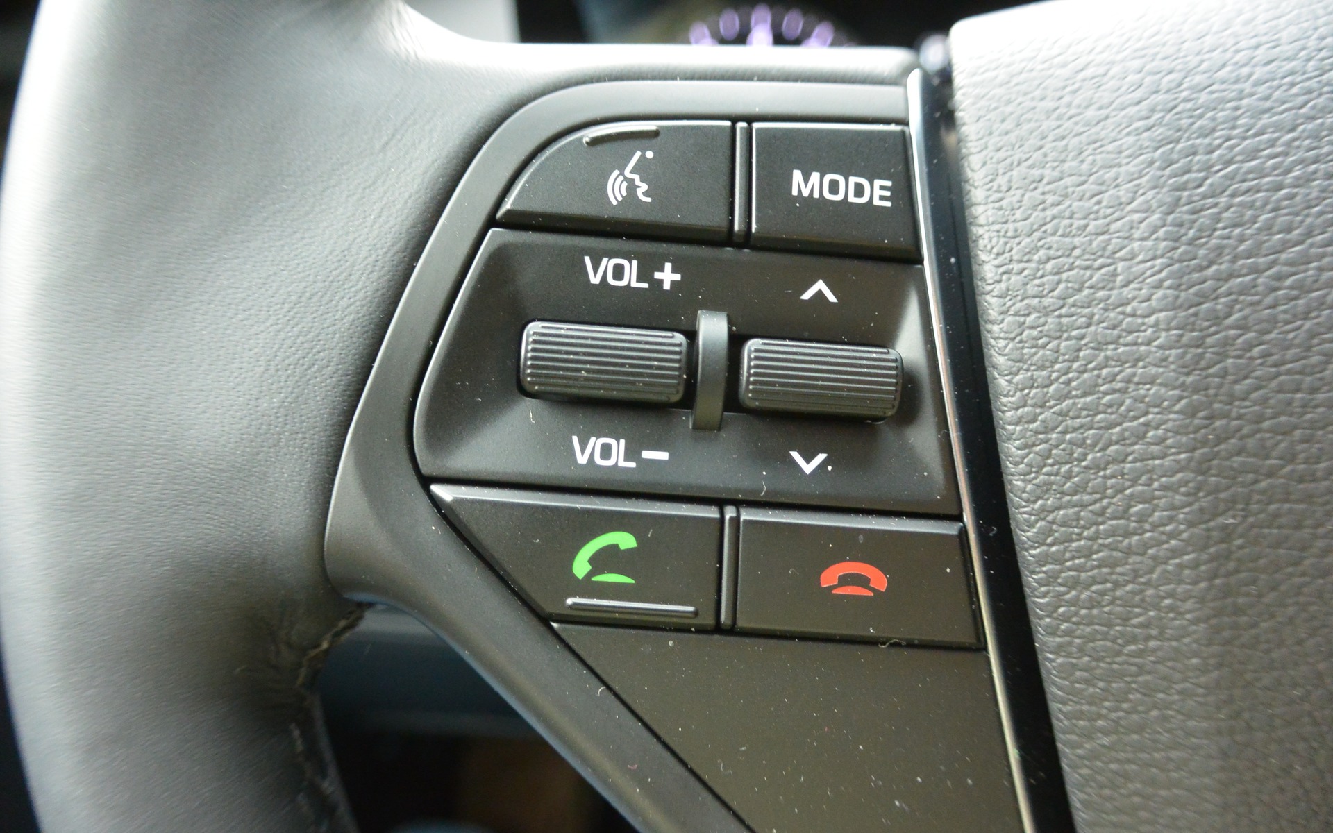 Les commandes audio sont  placées sur le rayon gauche du volant.