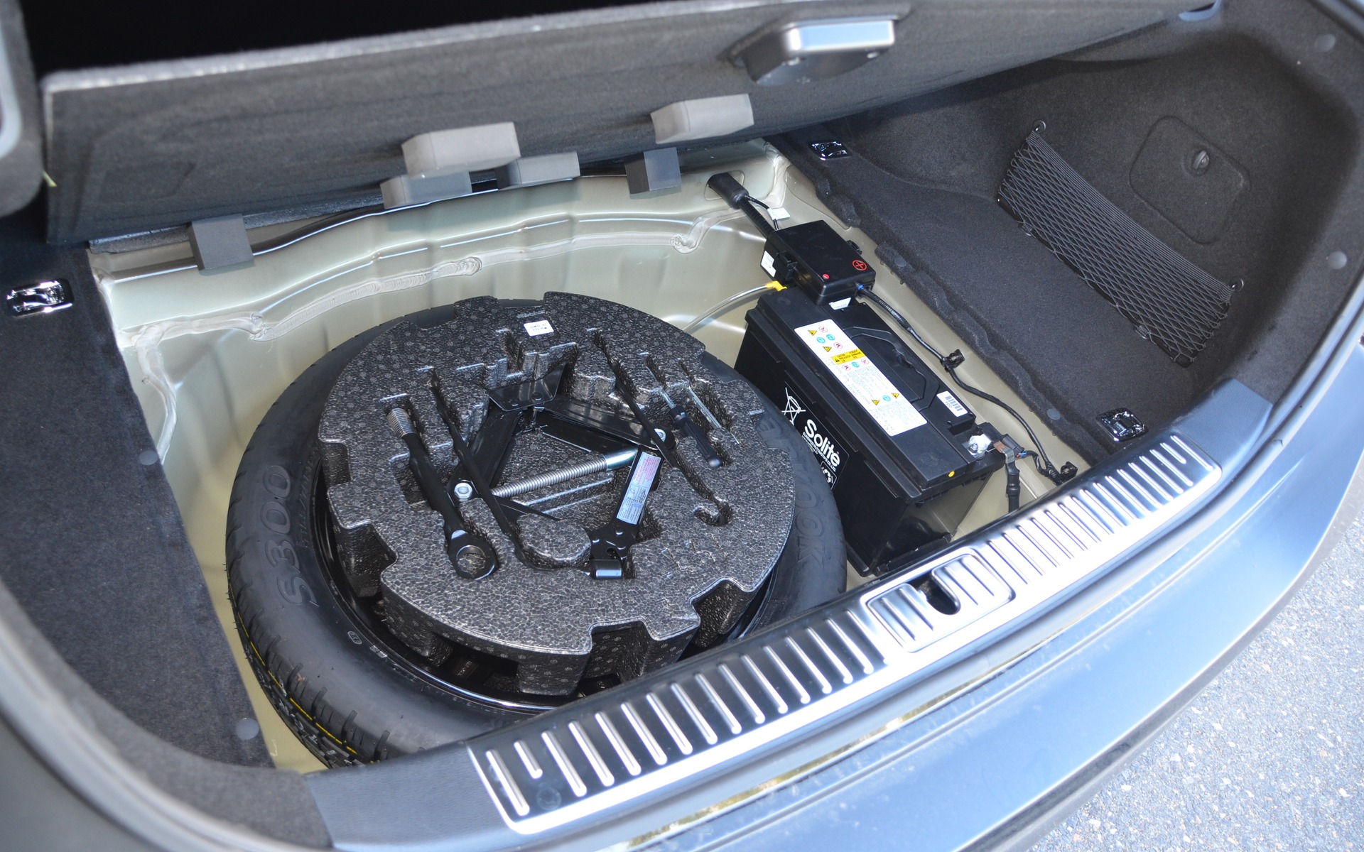 Le pneu de secours et la (petite) batterie.