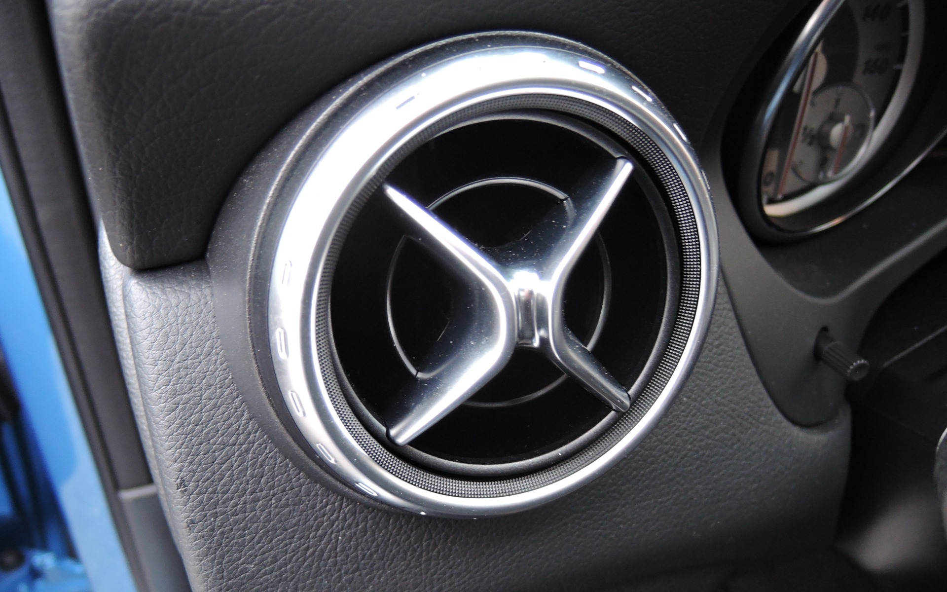 The air vents are circular like in numerous other Mercedes-Benz models.