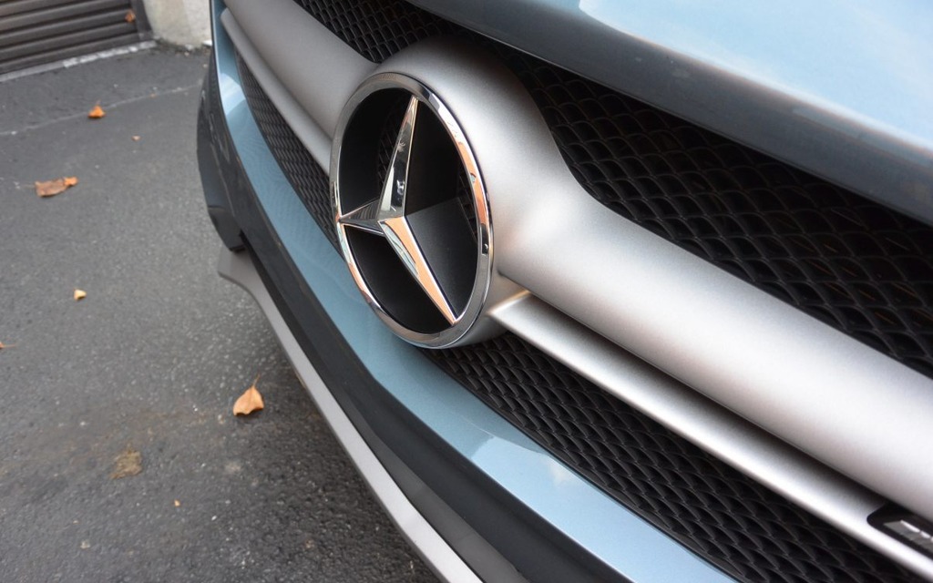 The GLA 45 AMG’s front grille with central beam.